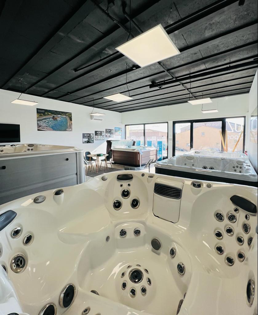 intérieur du magasin OZ Spas - Jacuzzi® Montpellier